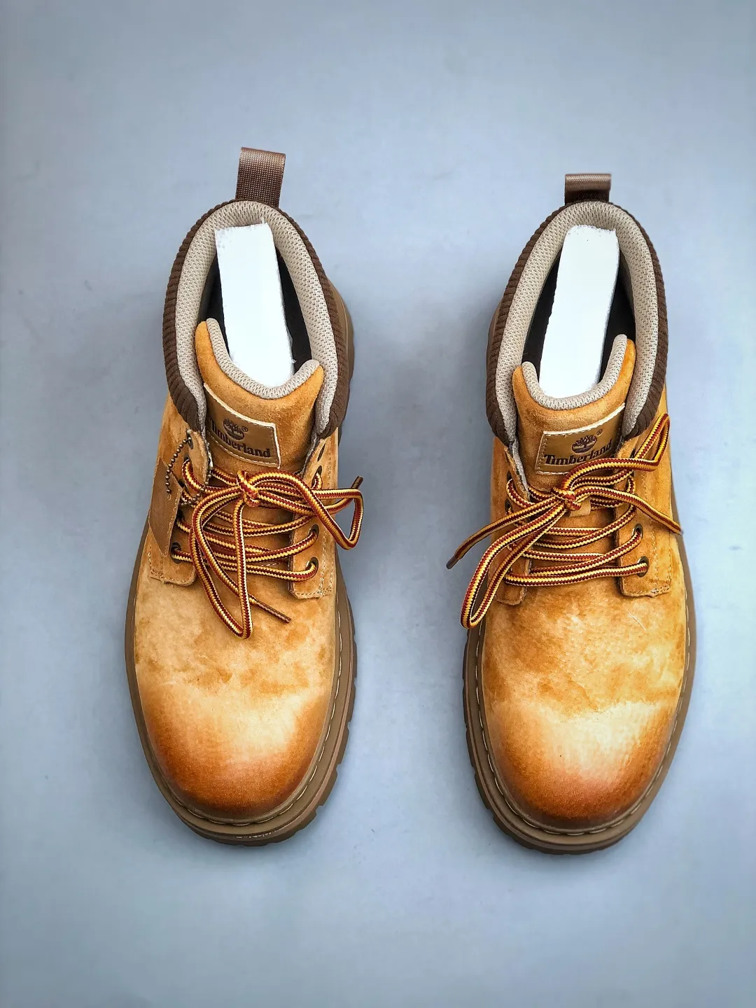 Local 💰560 supports store opening. New goods 🚀 #Timberland Timberland/Timberland classic outdoor casual rhubarb boots series. Guangdong factory quality. Original box and original packaging. The fabric is made of Italian 🇮🇹 top-grade frosted fine-grained cowhide. It is paired with anti-odor and anti-corrosion genuine leather latex insoles to give you a perfect wearing experience. High-quality and durable. A must-have for sportsmen. Specially designed to treat those who are not handsome. High-quality and first-class foot feel. Size: 38-44 (leather shoe size)